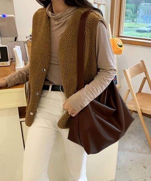 moment+（モーメントプラス）の「【累計販売枚数1万枚突破！】ワイドベルトフェイクレザーショルダーバッグ（ショルダーバッグ・レディース・ブラック/ブラウン/アイボリー・FREE）」の14枚目の写真