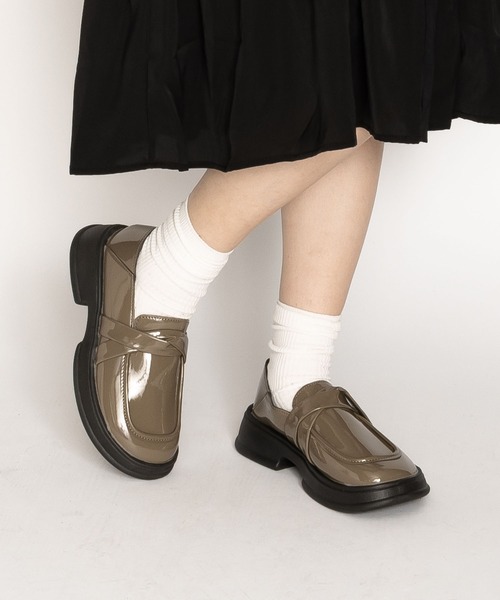 SVEC(シュベック)の「ライトチャンキーソール ツイストデザイン ローファー(ローファー・レディース・ブラック系その他/グリーン/ブラック・35/39/38/37/36/40)」の1枚目の写真