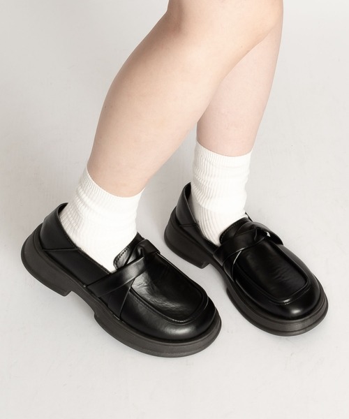 SVEC(シュベック)の「ライトチャンキーソール ツイストデザイン ローファー(ローファー・レディース・ブラック系その他/グリーン/ブラック・35/39/38/37/36/40)」の2枚目の写真