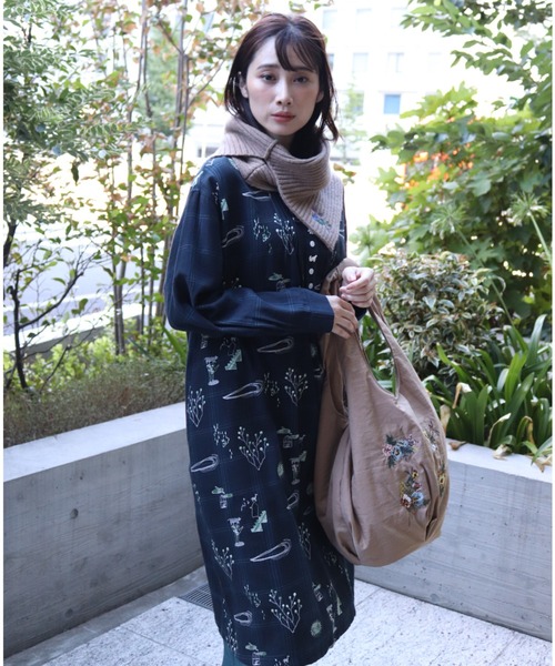 SUPER HAKKA（スーパーハッカ）の「フラワーバンドル刺繍ネックカバースヌード（ストール/ショール・レディース・ライトグレー/グリーン/ブラウン・FREE）」の5枚目の写真