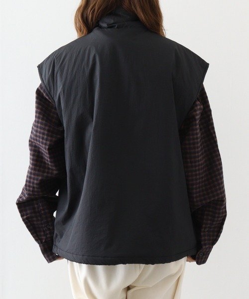 &soiree(アンドソワレ)の「&soiree ハーフジップ中綿アノラックベスト(ダウンベスト・レディース・アイボリー/ブラック・FREE)」の17枚目の写真
