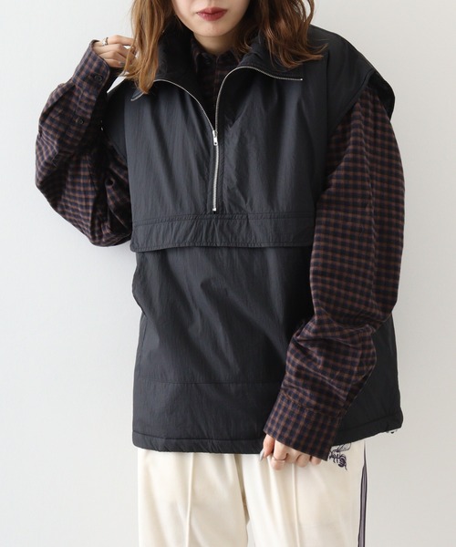 &soiree(アンドソワレ)の「&soiree ハーフジップ中綿アノラックベスト(ダウンベスト・レディース・アイボリー/ブラック・FREE)」の9枚目の写真
