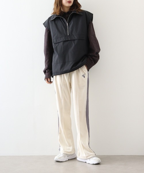 &soiree(アンドソワレ)の「&soiree ハーフジップ中綿アノラックベスト(ダウンベスト・レディース・アイボリー/ブラック・FREE)」の13枚目の写真