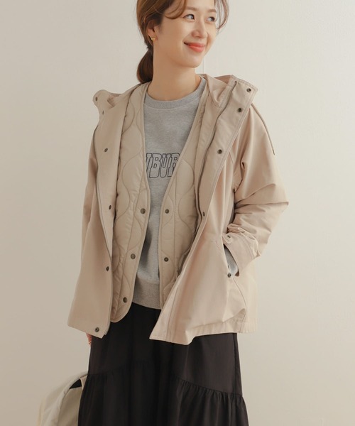 URBAN RESEARCH DOORS(アーバンリサーチドアーズ)の「キルトライナー撥水マウンテンパーカー(マウンテンパーカー・レディース・ライトベージュ/ネイビー・MEDIUM)」の7枚目の写真