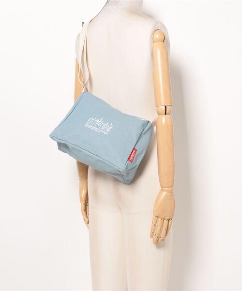Manhattan Portage(マンハッタンポーテージ)の「Daisy Shoulder Bag Canvas Lite 24(ショルダーバッグ・レディース・ブルー/ナチュラル・X-SMALL)」の18枚目の写真