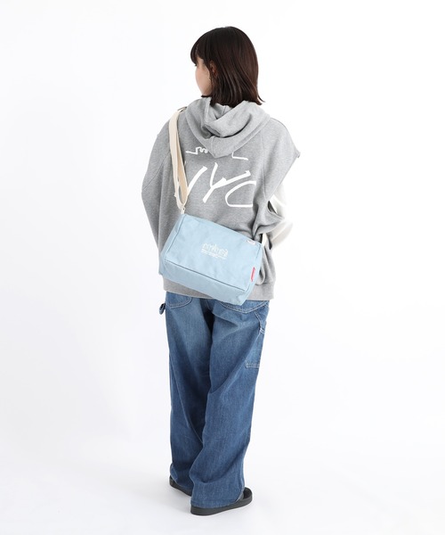 Manhattan Portage(マンハッタンポーテージ)の「Daisy Shoulder Bag Canvas Lite 24(ショルダーバッグ・レディース・ブルー/ナチュラル・X-SMALL)」の12枚目の写真
