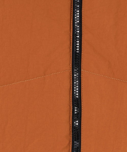 YOEL(ヨエル)の「YOEL - Nylon padded vest / ナイロンパデットベスト(ベスト・メンズ・テラコッタ/ブラック・MEDIUM/LARGE)」の8枚目の写真