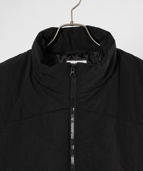 YOEL(ヨエル)の「YOEL - Nylon padded vest / ナイロンパデットベスト(ベスト・メンズ・テラコッタ/ブラック・MEDIUM/LARGE)」の9枚目の写真