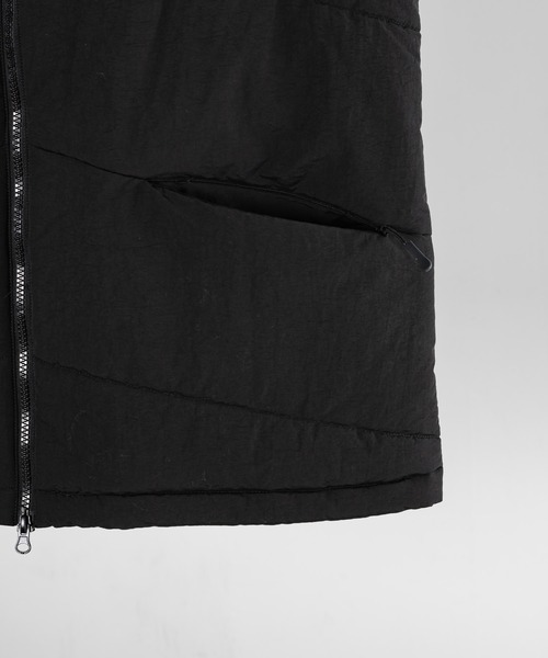 YOEL(ヨエル)の「YOEL - Nylon padded vest / ナイロンパデットベスト(ベスト・メンズ・テラコッタ/ブラック・MEDIUM/LARGE)」の12枚目の写真