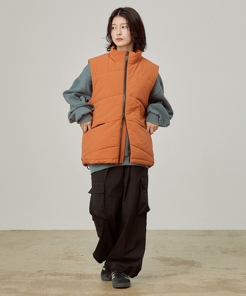 YOEL(ヨエル)の「YOEL - Nylon padded vest / ナイロンパデットベスト(ベスト・メンズ・テラコッタ/ブラック・MEDIUM/LARGE)」の14枚目の写真