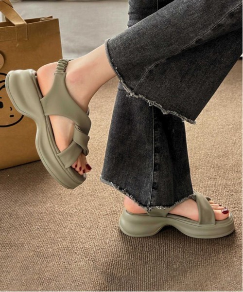 AMELY（エミリー）の「クロスベルト厚底サンダル（サンダル・レディース・カーキ/ブラック/アイボリー・39/38/37/36/35/40）」の3枚目の写真