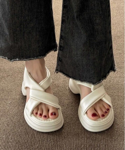 AMELY（エミリー）の「クロスベルト厚底サンダル（サンダル・レディース・カーキ/ブラック/アイボリー・39/38/37/36/35/40）」の2枚目の写真