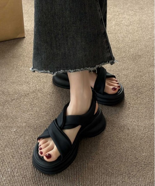 AMELY（エミリー）の「クロスベルト厚底サンダル（サンダル・レディース・カーキ/ブラック/アイボリー・39/38/37/36/35/40）」の13枚目の写真