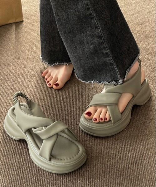 AMELY（エミリー）の「クロスベルト厚底サンダル（サンダル・レディース・カーキ/ブラック/アイボリー・39/38/37/36/35/40）」の12枚目の写真