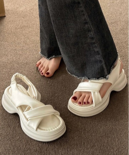 AMELY（エミリー）の「クロスベルト厚底サンダル（サンダル・レディース・カーキ/ブラック/アイボリー・39/38/37/36/35/40）」の9枚目の写真