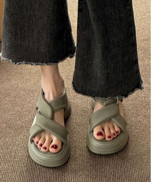 AMELY（エミリー）の「クロスベルト厚底サンダル（サンダル・レディース・カーキ/ブラック/アイボリー・39/38/37/36/35/40）」の6枚目の写真