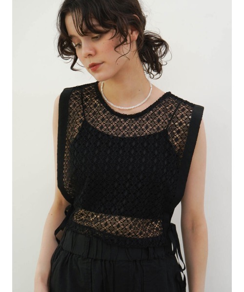 FIKA.(フィーカ)の「Ribbon open work knit vest(ベスト・レディース・オフホワイト/ブラック・MEDIUM)」の2枚目の写真