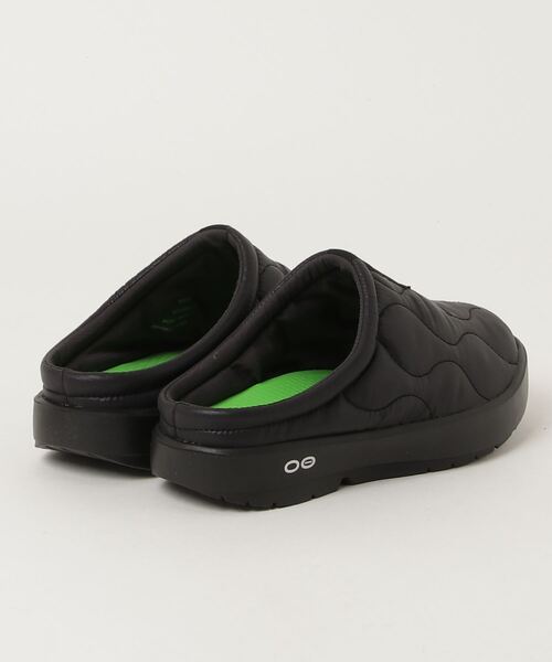 OOFOS(ウーフォス)の「【OOFOS】Women's OOcOOzie Thermo Mule / ウィメンズウークージーサーモミュール(サンダル・レディース・ブラック×ブラック/ホワイト・23/24/25)」の4枚目の写真