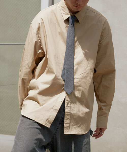 WHIMSIC（ウィムジック）の「【UNISEX】ネクタイ付きレギュラーカラ―シャツ（シャツ/ブラウス・レディース・ブルー/ピンク/ベージュ・FREE）」の2枚目の写真