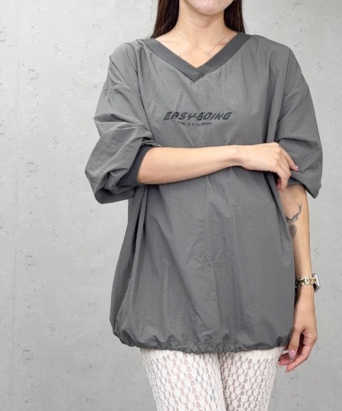 Per sist ence（パーシエンス）の「ナイロンVネックプリントプルオーバー（Tシャツ/カットソー・レディース・グレー/ブラック/アイボリー・FREE）」の3枚目の写真