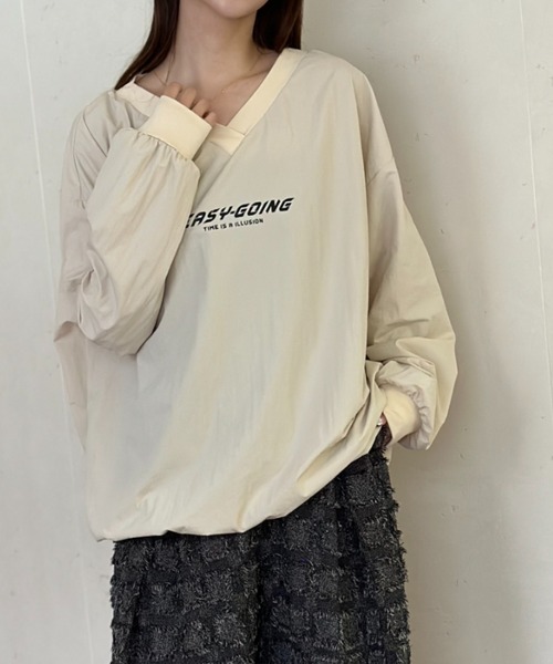 Per sist ence（パーシエンス）の「ナイロンVネックプリントプルオーバー（Tシャツ/カットソー・レディース・グレー/ブラック/アイボリー・FREE）」の2枚目の写真