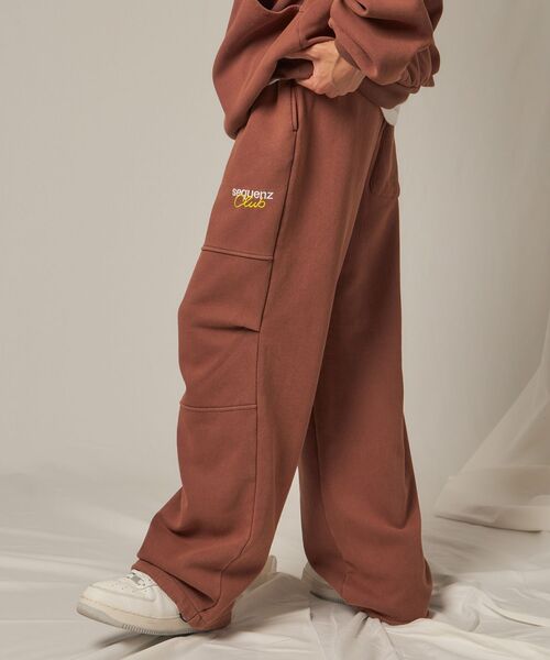 【SEQUENZ（シークエンズ）】DOUBLE KNEE WASHED SWEAT PANTS / スノーウォッシュ加工 刺繍 オーバーサイズ ヴィンテージライク 刺繍 裏起毛 【セットアップ対応】（スウェットパンツ）｜SEQUENZ（シークエンズ）