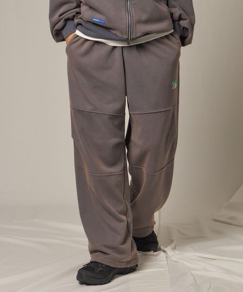 【SEQUENZ（シークエンズ）】DOUBLE KNEE WASHED SWEAT PANTS / スノーウォッシュ加工 刺繍 オーバーサイズ ヴィンテージライク 刺繍 裏起毛 【セットアップ対応】（スウェットパンツ）｜SEQUENZ（シークエンズ）