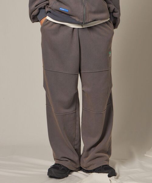 【SEQUENZ（シークエンズ）】DOUBLE KNEE WASHED SWEAT PANTS / スノーウォッシュ加工 刺繍 オーバーサイズ ヴィンテージライク 刺繍 裏起毛 【セットアップ対応】（スウェットパンツ）｜SEQUENZ（シークエンズ）
