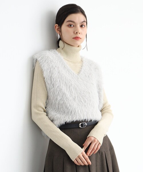 THE SHOP TK (ザ ショップ ティーケー )の「◆【ヒルナンデス!で紹介】Vネックフェザーベスト/洗える(ベスト・レディース・スミクロ/スモーキーグリーン系/ナチュラル・99)」の3枚目の写真