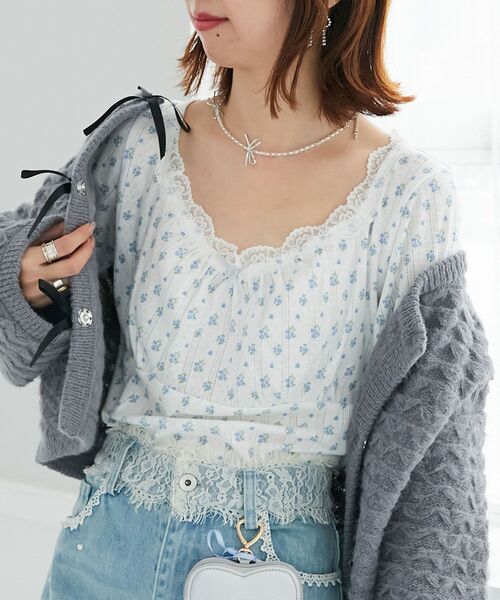 MAJESTIC LEGON（マジェスティックレゴン）の「ローズモチーフ付き長袖トップス（Tシャツ/カットソー・レディース・ホワイト系その他2/ブルー系その他2/ピンク系その他2/ホワイト系その他・MEDIUM）」の2枚目の写真