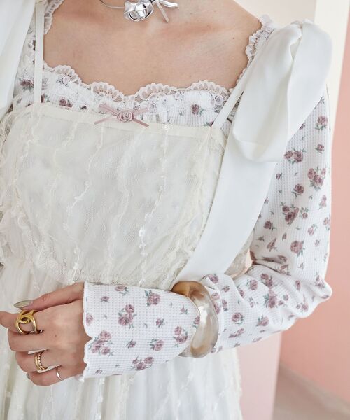 MAJESTIC LEGON（マジェスティックレゴン）の「ローズモチーフ付き長袖トップス（Tシャツ/カットソー・レディース・ホワイト系その他2/ブルー系その他2/ピンク系その他2/ホワイト系その他・MEDIUM）」の16枚目の写真