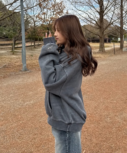 INTER FACTORY（インターファクトリー）の「たいりんカップル - チャーム付きオーバーサイズパーカー made in INTERFACTORY（パーカー・レディース・ホワイト/ブラック/ネイビー・LARGE/MEDIUM）」の5枚目の写真