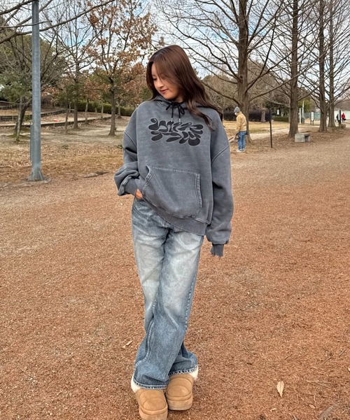 INTER FACTORY（インターファクトリー）の「たいりんカップル - チャーム付きオーバーサイズパーカー made in INTERFACTORY（パーカー・レディース・ホワイト/ブラック/ネイビー・LARGE/MEDIUM）」の7枚目の写真