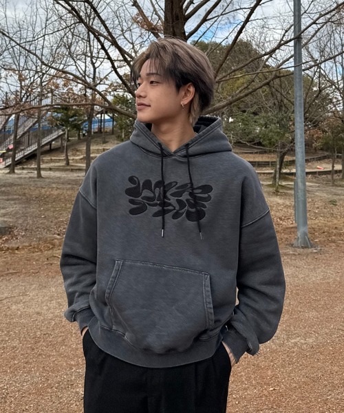 INTER FACTORY（インターファクトリー）の「たいりんカップル - チャーム付きオーバーサイズパーカー made in INTERFACTORY（パーカー・レディース・ホワイト/ブラック/ネイビー・LARGE/MEDIUM）」の8枚目の写真