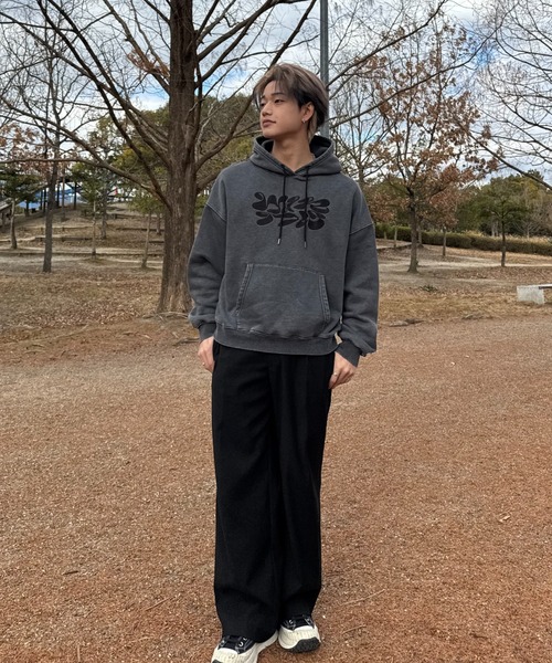 INTER FACTORY（インターファクトリー）の「たいりんカップル - チャーム付きオーバーサイズパーカー made in INTERFACTORY（パーカー・レディース・ホワイト/ブラック/ネイビー・LARGE/MEDIUM）」の10枚目の写真