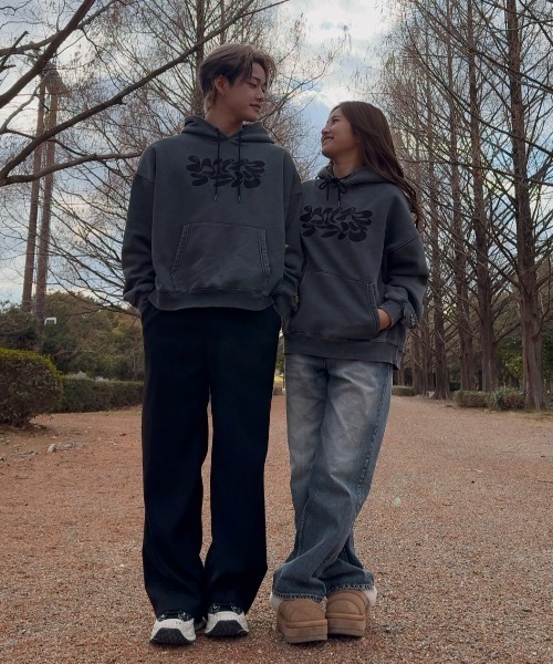 INTER FACTORY（インターファクトリー）の「たいりんカップル - チャーム付きオーバーサイズパーカー made in INTERFACTORY（パーカー・レディース・ホワイト/ブラック/ネイビー・LARGE/MEDIUM）」の11枚目の写真