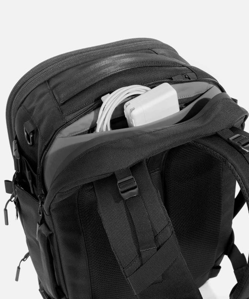 Aer(エアー)の「【Aer / エアー】 Travel Collection Travel Pack 3 Small(バックパック/リュック・メンズ・ブラック・FREE)」の17枚目の写真