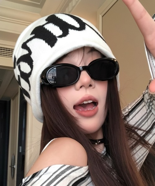 lilful(リルフル)の「ビッグロゴ Y2Kジャガードニットキャップニット帽(ニットキャップ/ビーニー・レディース・ホワイト/ブラック/グレー・F)」の2枚目の写真