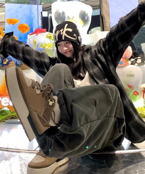 lilful(リルフル)の「ビッグロゴ Y2Kジャガードニットキャップニット帽(ニットキャップ/ビーニー・レディース・ホワイト/ブラック/グレー・F)」の5枚目の写真