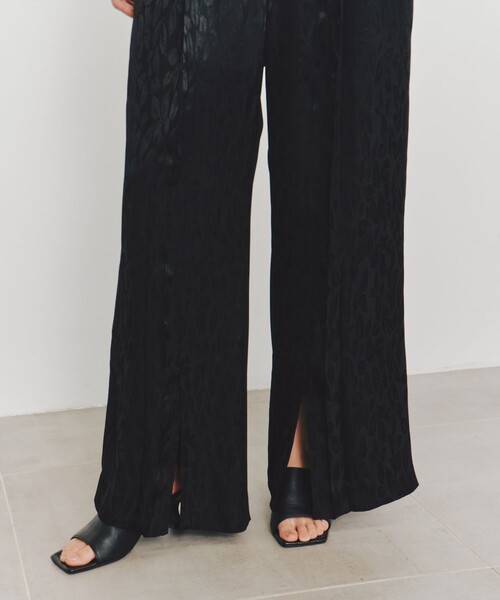 UNITED TOKYO（ユナイテッドトウキョウ）の「リーフモチーフサテンスリットパンツ（その他パンツ・レディース・ブラック/ホワイト・1/2）」の7枚目の写真