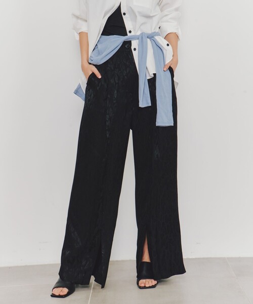 UNITED TOKYO(ユナイテッドトウキョウ)の「リーフモチーフサテンスリットパンツ|春服(その他パンツ・レディース・ブラック/ホワイト・1/2)」の2枚目の写真
