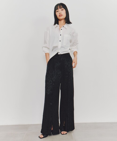UNITED TOKYO(ユナイテッドトウキョウ)の「リーフモチーフサテンスリットパンツ|春服(その他パンツ・レディース・ブラック/ホワイト・1/2)」の4枚目の写真