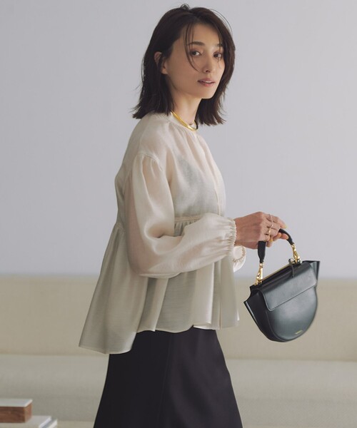 23区 S(ニジュウサンクチイサイサイズ)の「【WEB&一部店舗限定カラーあり】ソフトオーガンジー ボリューム ブラウス(シャツ/ブラウス・レディース・ブラック系/イエロー系/ベージュ系/ダークブラウン系・32)」の4枚目の写真