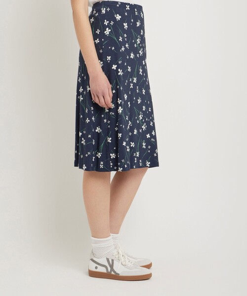 agnes b.（アニエスベー）の「フラワープリント Aライン スカート "Amande"（スカート・レディース・ネイビー・1/2/3）」の2枚目の写真