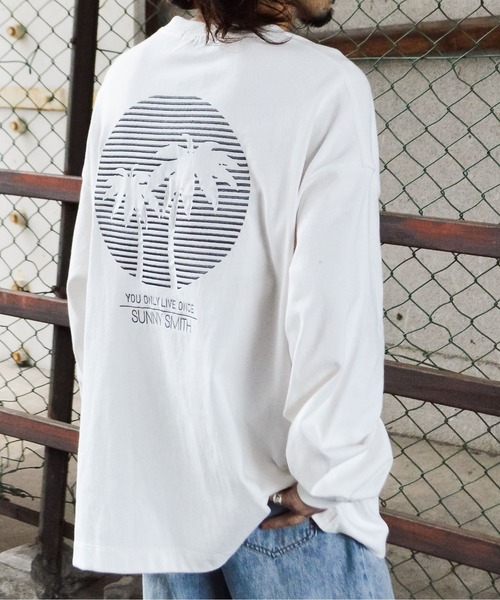 Sunny Smith(サニースミス)の「SUNSETヤシの木柄 両面刺繍ロングスリーブTシャツ(Tシャツ/カットソー・メンズ・スモークグレー/ホワイト・LARGE/MEDIUM)」の2枚目の写真