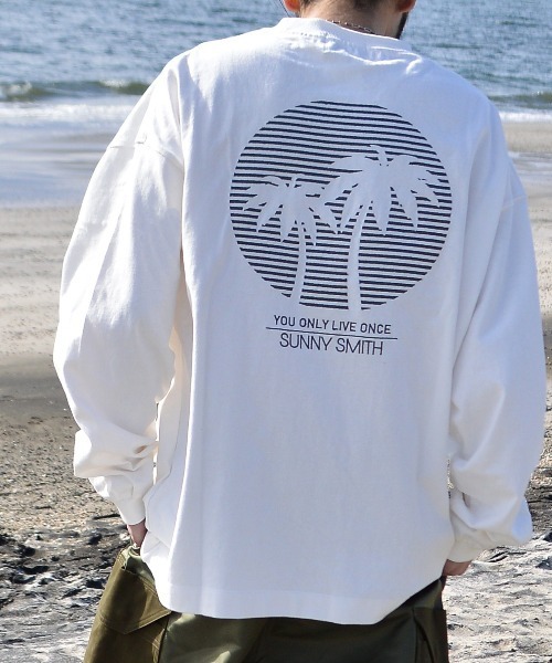 Sunny Smith(サニースミス)の「SUNSETヤシの木柄 両面刺繍ロングスリーブTシャツ(Tシャツ/カットソー・メンズ・スモークグレー/ホワイト・LARGE/MEDIUM)」の4枚目の写真