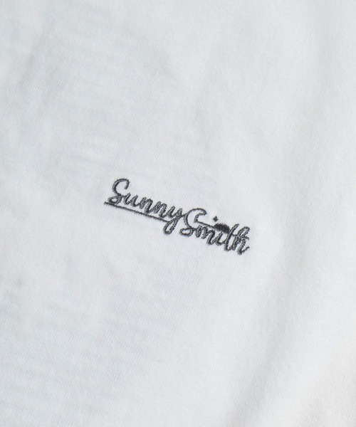 Sunny Smith(サニースミス)の「SUNSETヤシの木柄 両面刺繍ロングスリーブTシャツ(Tシャツ/カットソー・メンズ・スモークグレー/ホワイト・LARGE/MEDIUM)」の18枚目の写真