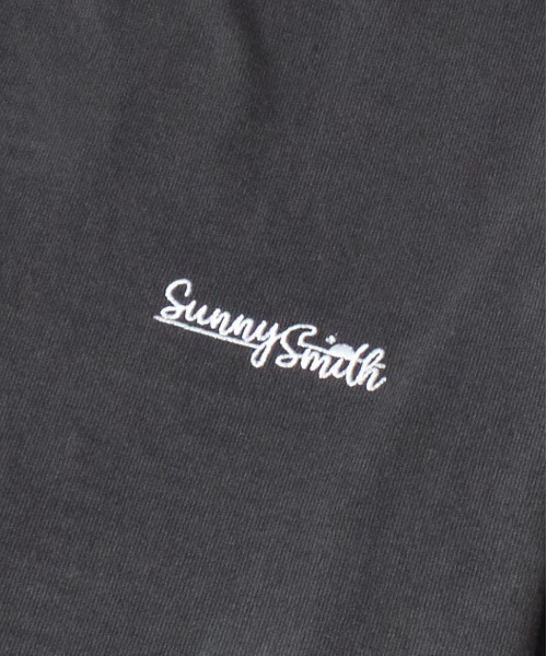 Sunny Smith(サニースミス)の「SUNSETヤシの木柄 両面刺繍ロングスリーブTシャツ(Tシャツ/カットソー・メンズ・スモークグレー/ホワイト・LARGE/MEDIUM)」の19枚目の写真