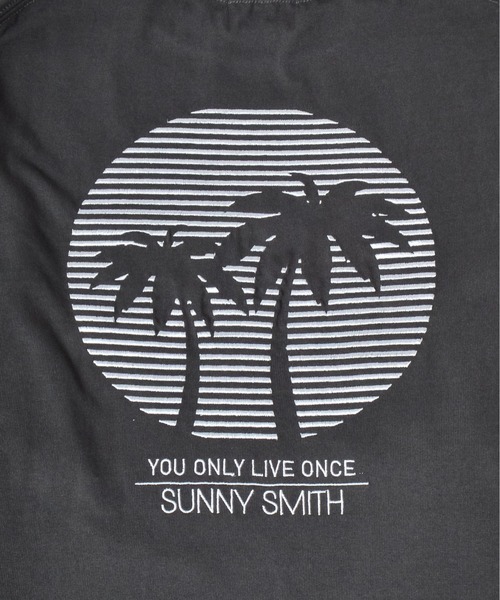 Sunny Smith(サニースミス)の「SUNSETヤシの木柄 両面刺繍ロングスリーブTシャツ(Tシャツ/カットソー・メンズ・スモークグレー/ホワイト・LARGE/MEDIUM)」の21枚目の写真