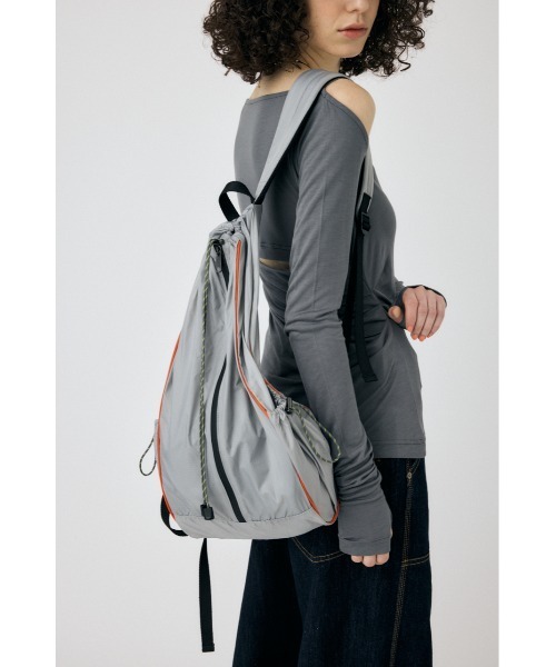 MOUSSY（マウジー）の「DRAWSTRING バックパック（バックパック/リュック・レディース・ダークカーキ/ライトグレー・FREE）」の2枚目の写真